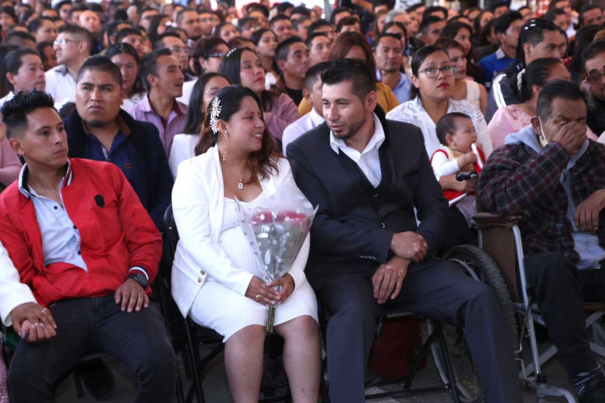 Se unen en matrimonio colectivo 142 parejas de Toluca