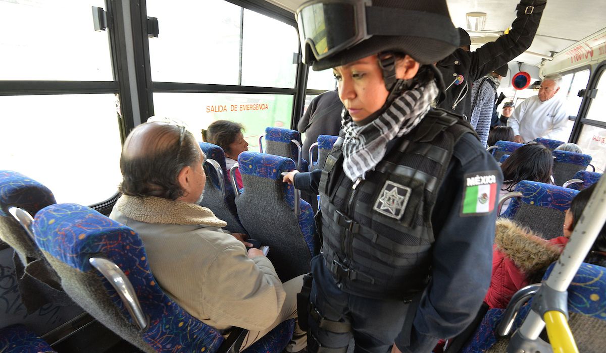 Policías realizando revisiones
