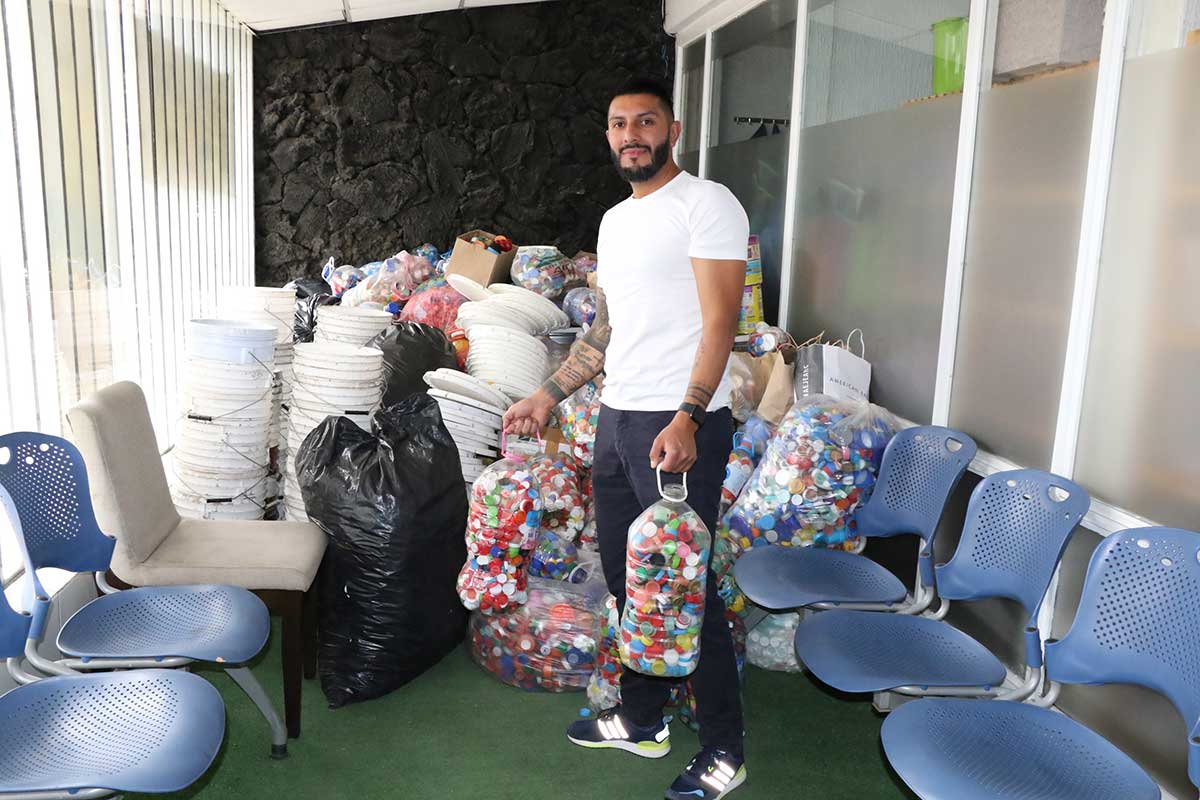 Dona Huixquilucan miles de tapitas de plástico en apoyo a niños y jóvenes con cáncer