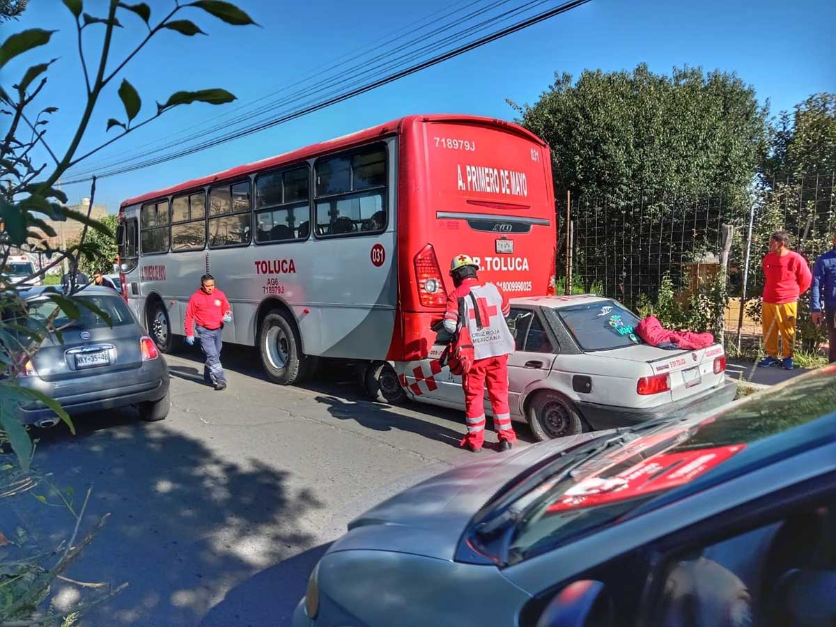 Un taxi colectivo se impactó contra un autobús de pasajeros en Calimaya