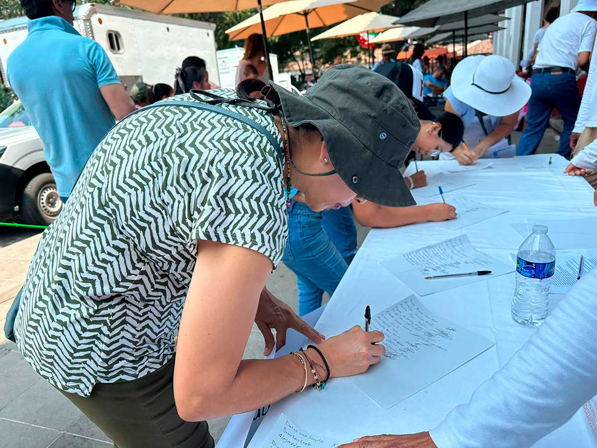 Ciudadanos firmaron la petición que fue dirigida a las autoridades para que atienden la disminución del agua en la presa de Valle de Bravo