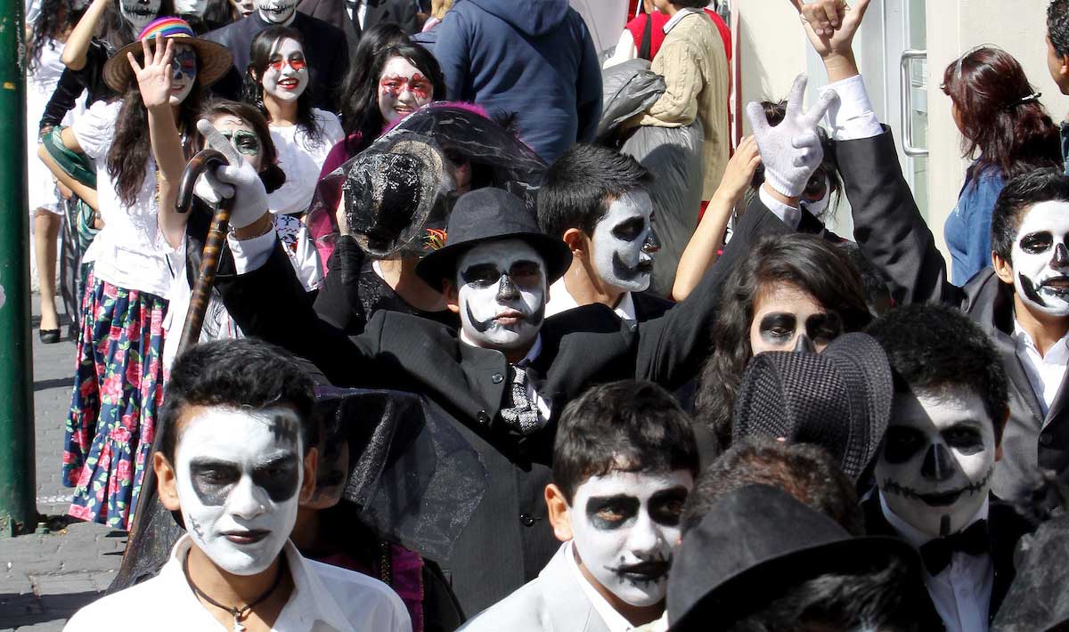 Catrines y Catrinas durante el Desfile Monumental de la Feria Internacional del Alfeñique de la ciudad de Toluca
