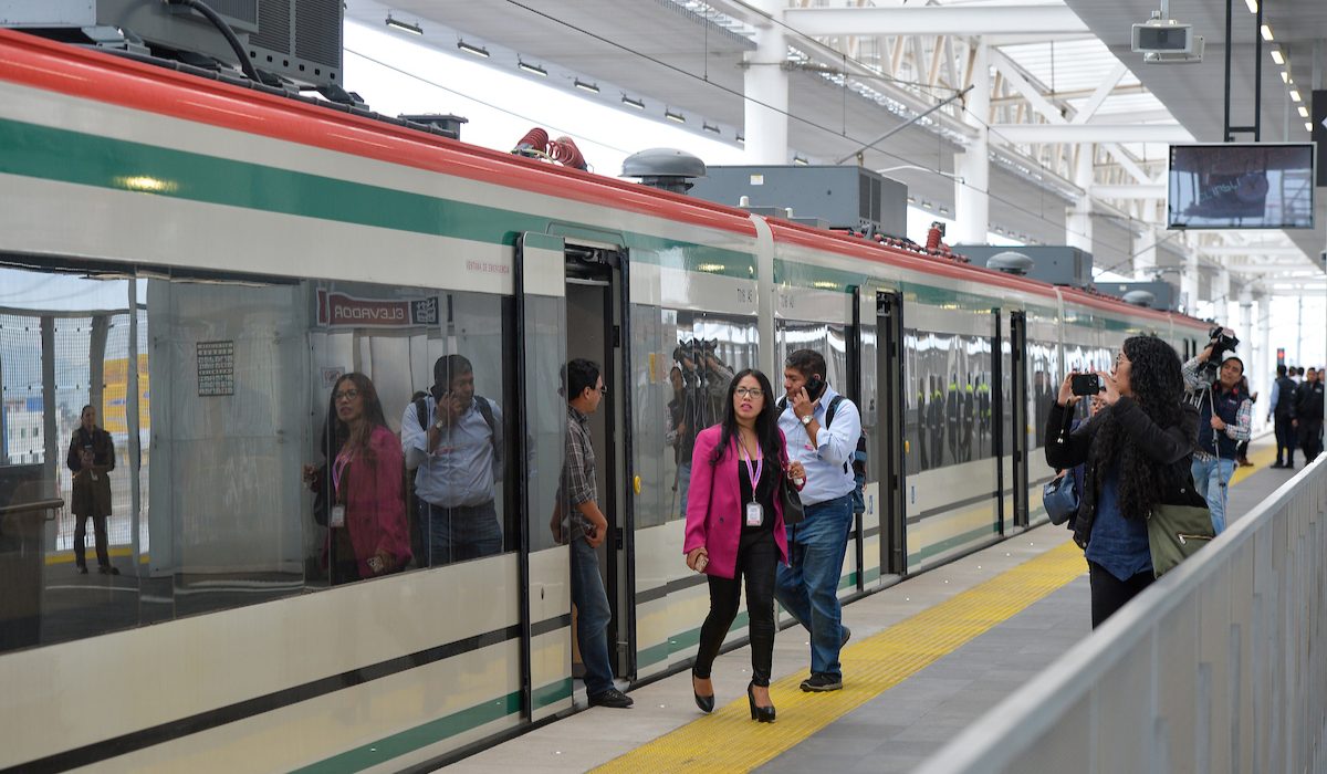 Personas abordando el tren interurbano México-Toluca
