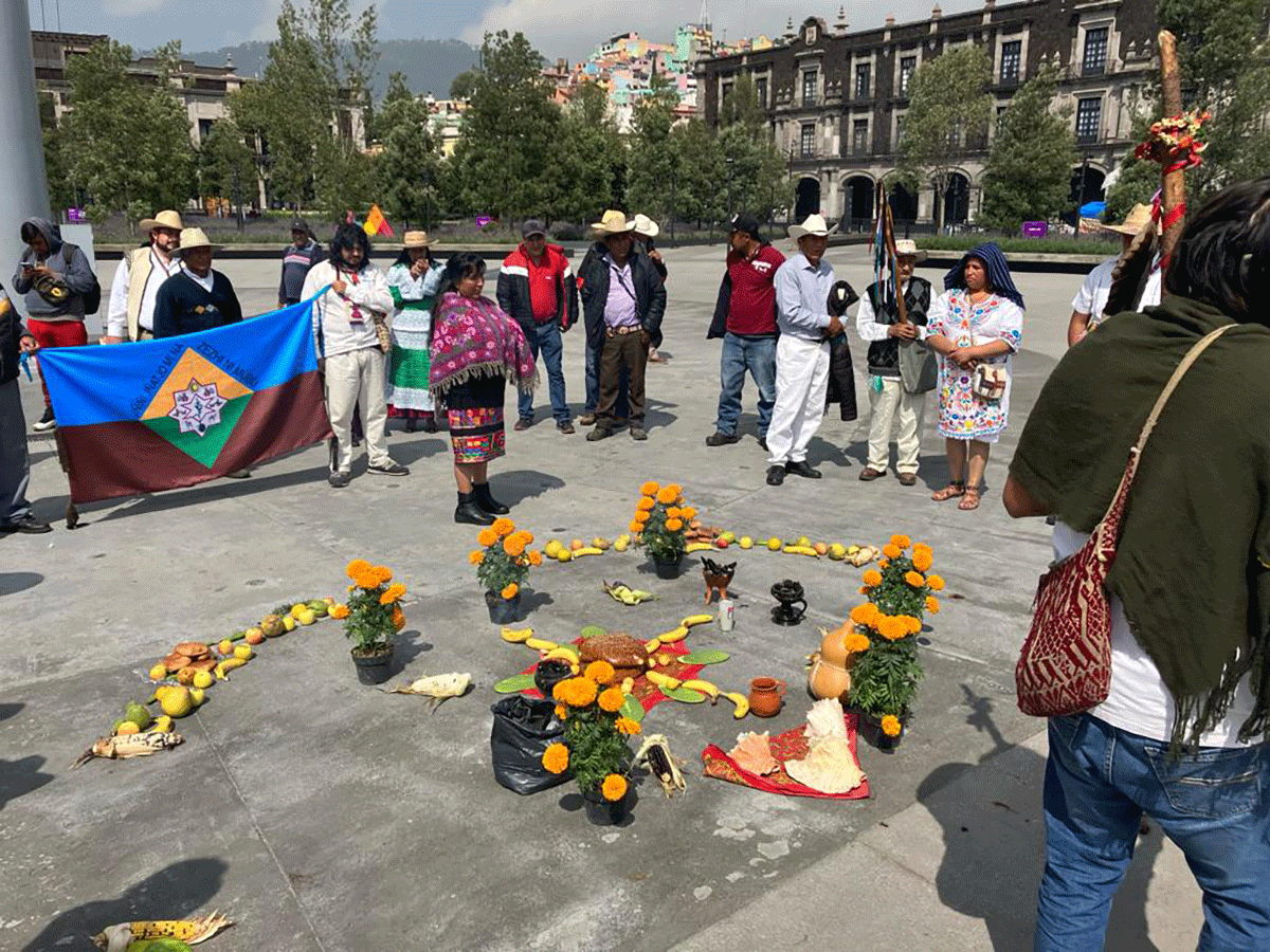 Indígenas del Valle de Toluca exigen derribal el monumento a Cristóbal Colón, en Toluca