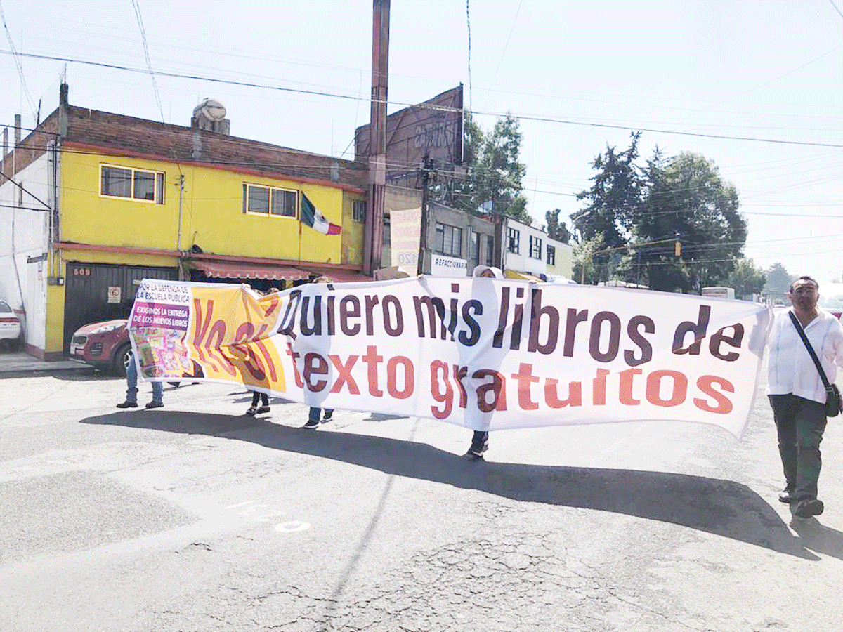 Marchan maestros porque no se pueden utilizar los nuevos libros de texto en el Estado de México