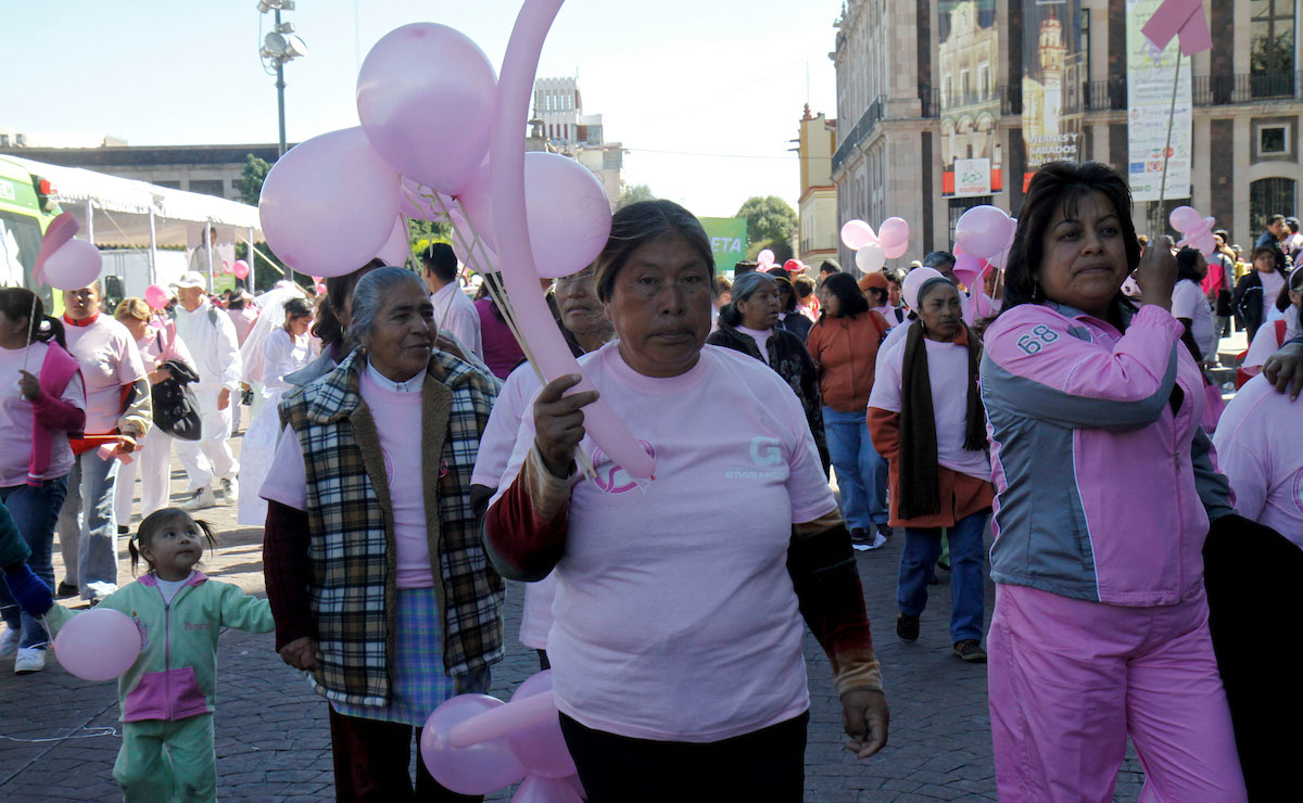 Señoras en caminata por el Dia Internacional de Cancer de mama