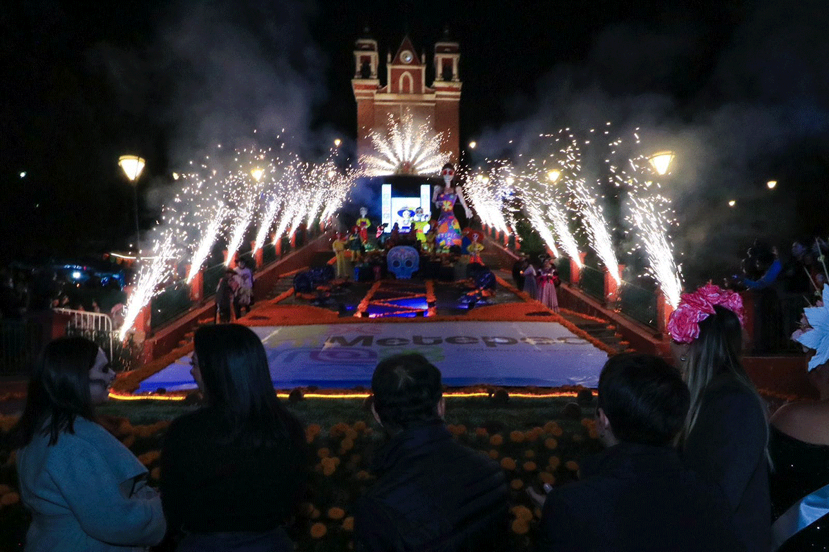Monta Metepec ofrenda monumental en honor a los Fieles Difuntos