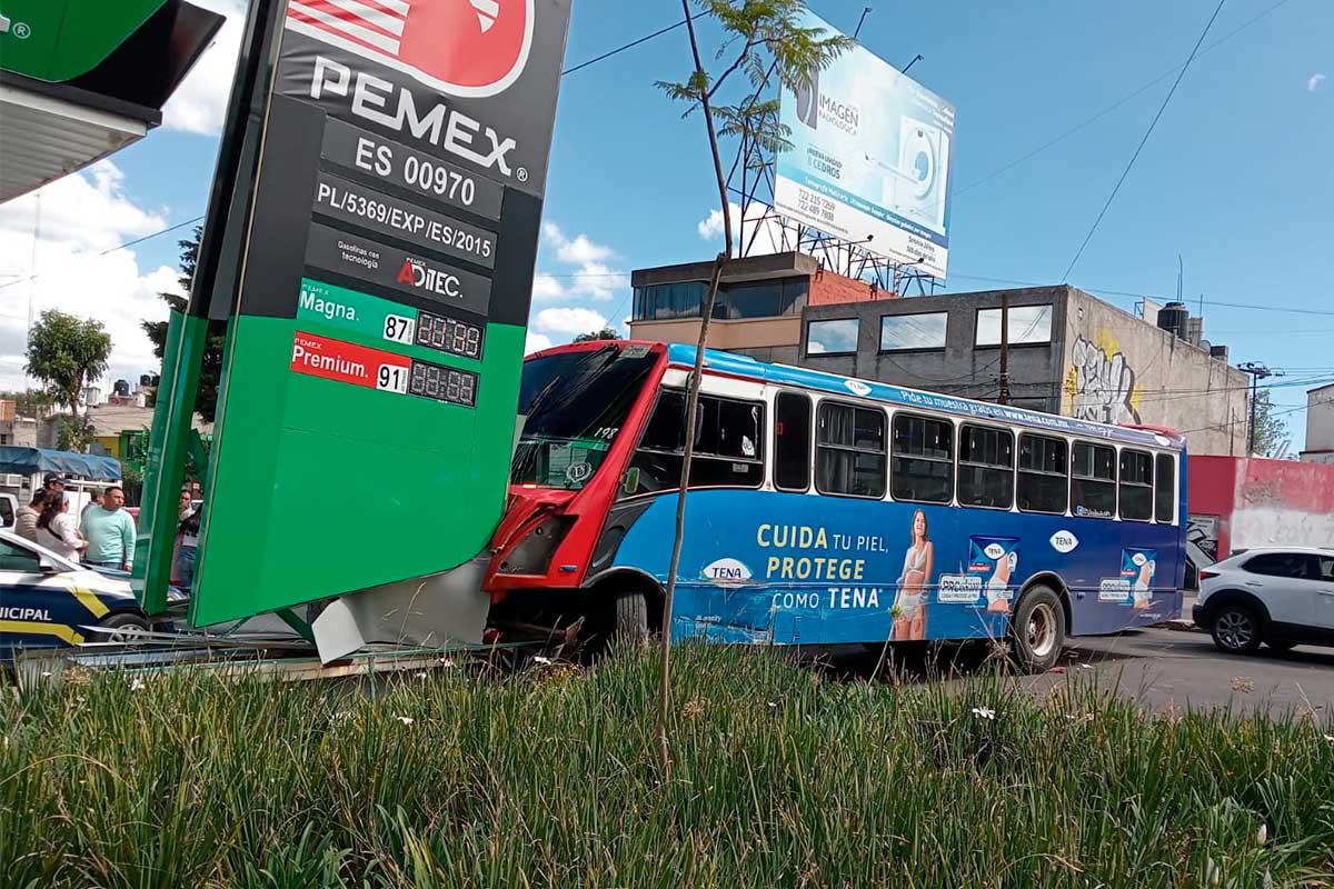 Camión del transporte público de pasajeros provoca accidente en Toluca