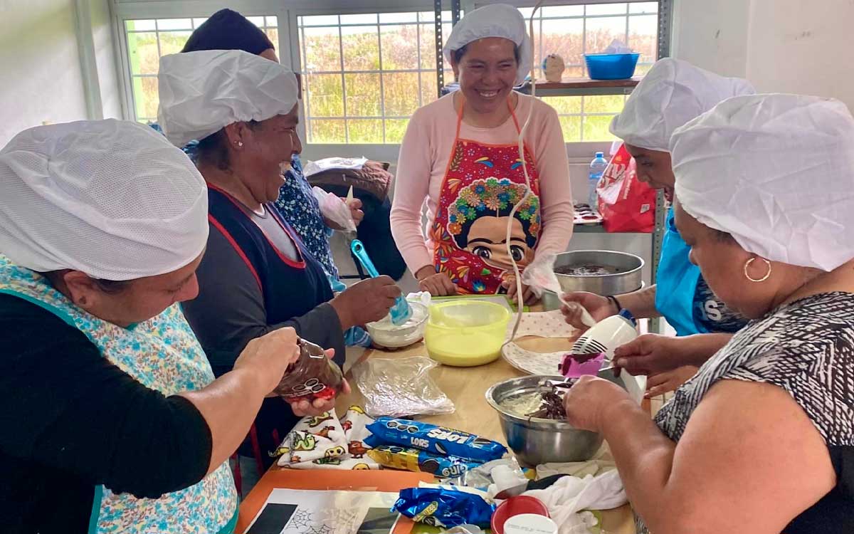 alumnas en curso de reposteria edayo san mateo atenco