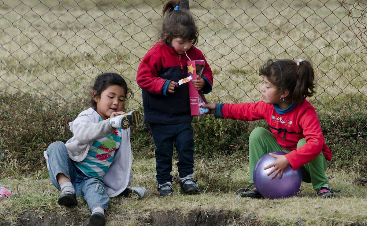 Niños felices con sus juguetes en San Mateo Atenco