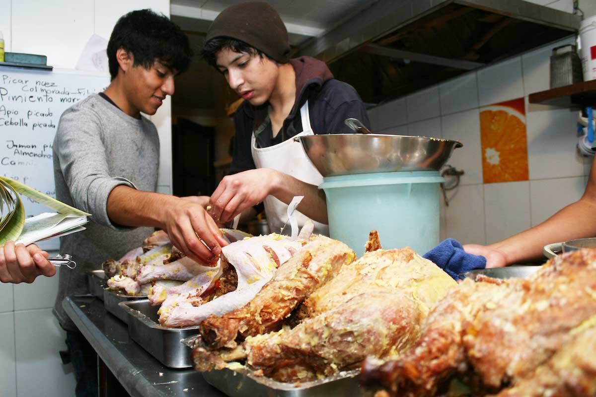 Personas preparando la cena de navidad para pasarla en familia en Toluca