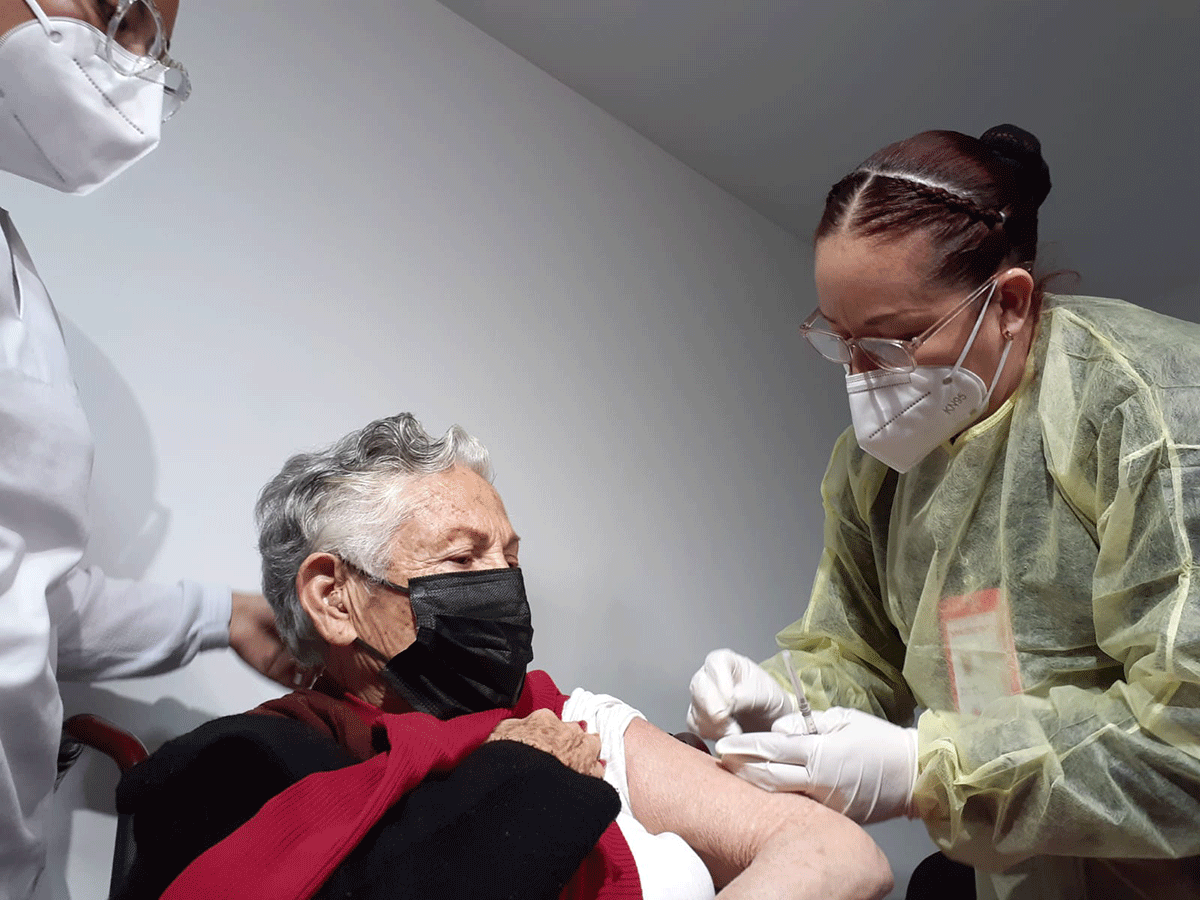 En minutos se aplicaron 400 vacunas Pfizer contra Covid-19 en las sedes de Cruz Roja Mexicana