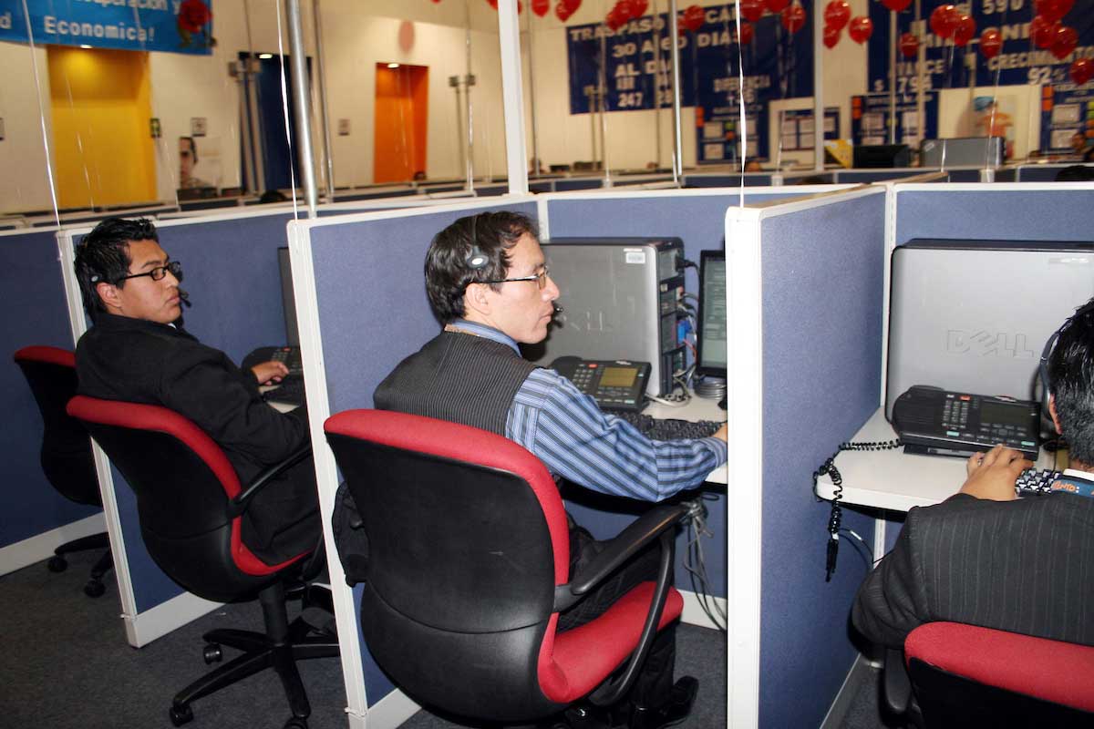 Oficinista interactuando con la IA (inteligencia Artificial) en un cubículo de oficina.