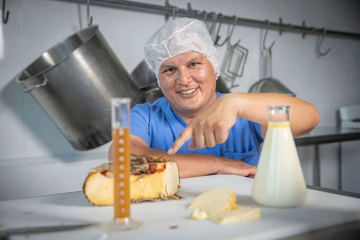 Producen deliciosos productos lácteos en taller del Centro Universitario Amecameca de la UAEMéx