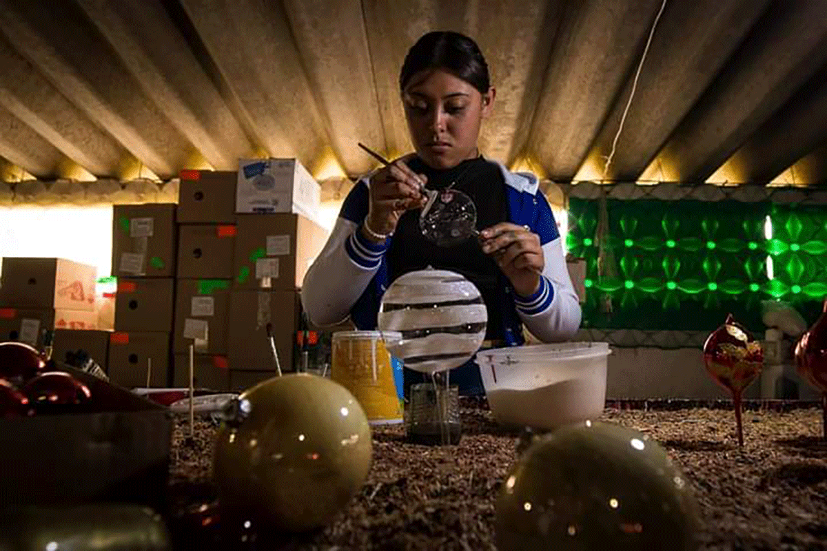 Elaboran esferas navideñas en Xonacatlán 
