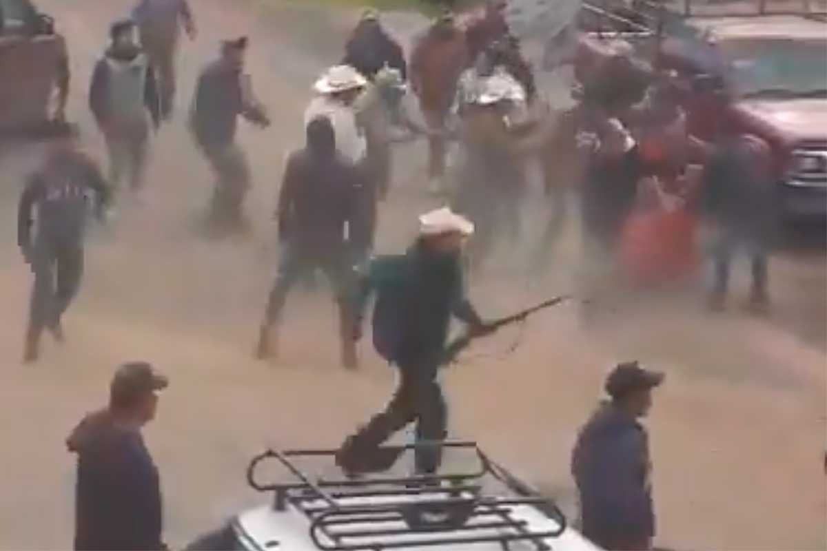 Habitantes de Texcaltitlán se sublevan a extorsiones y se registra enfrentamiento