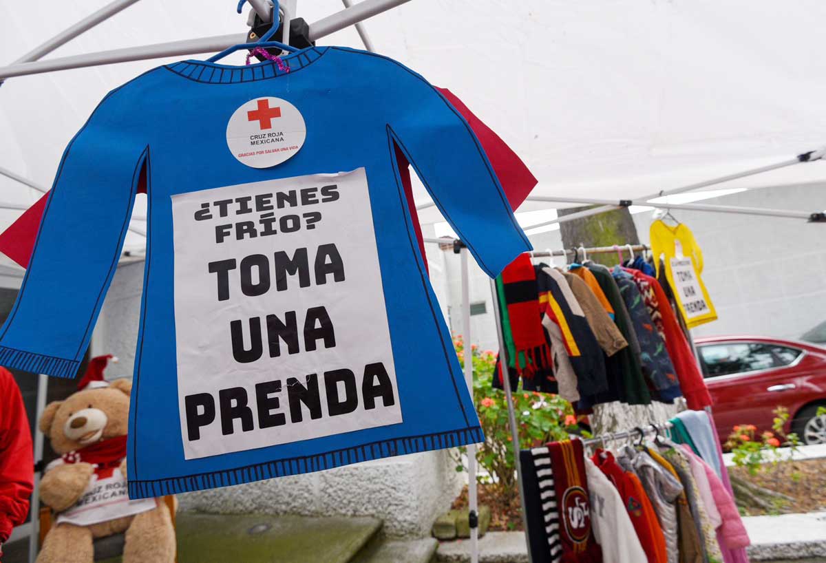 ¿Quieres regalar ropa de abrigo? La Cruz Roja de Toluca tiene un tendedero invernal