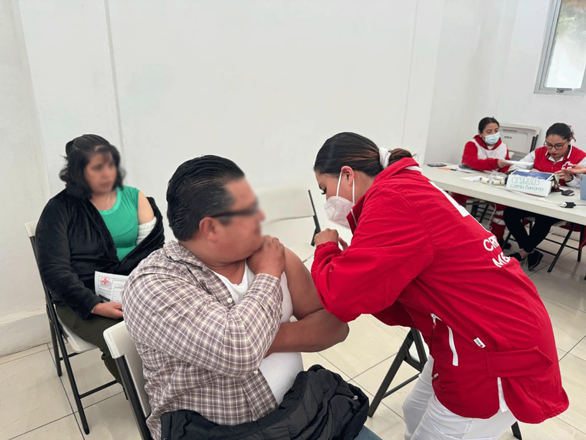 Acerca Cruz Roja la vacuna de Pfizer contra Covid-19 a los vecinos del Valle de Toluca