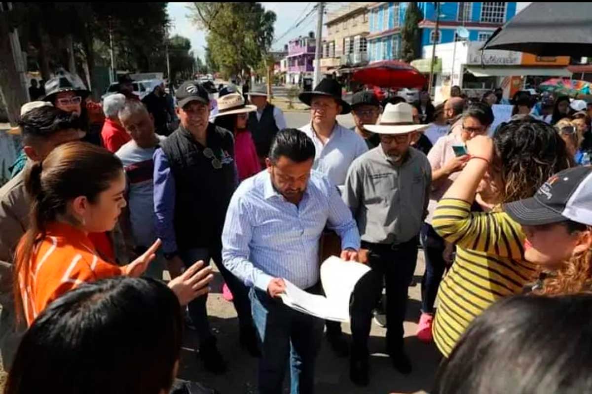 El Alcalde de Cuautitlán, Aldo Ledezma con vecinos de su municipio preguntando acerca de las necersidades que presentan en sus calles.