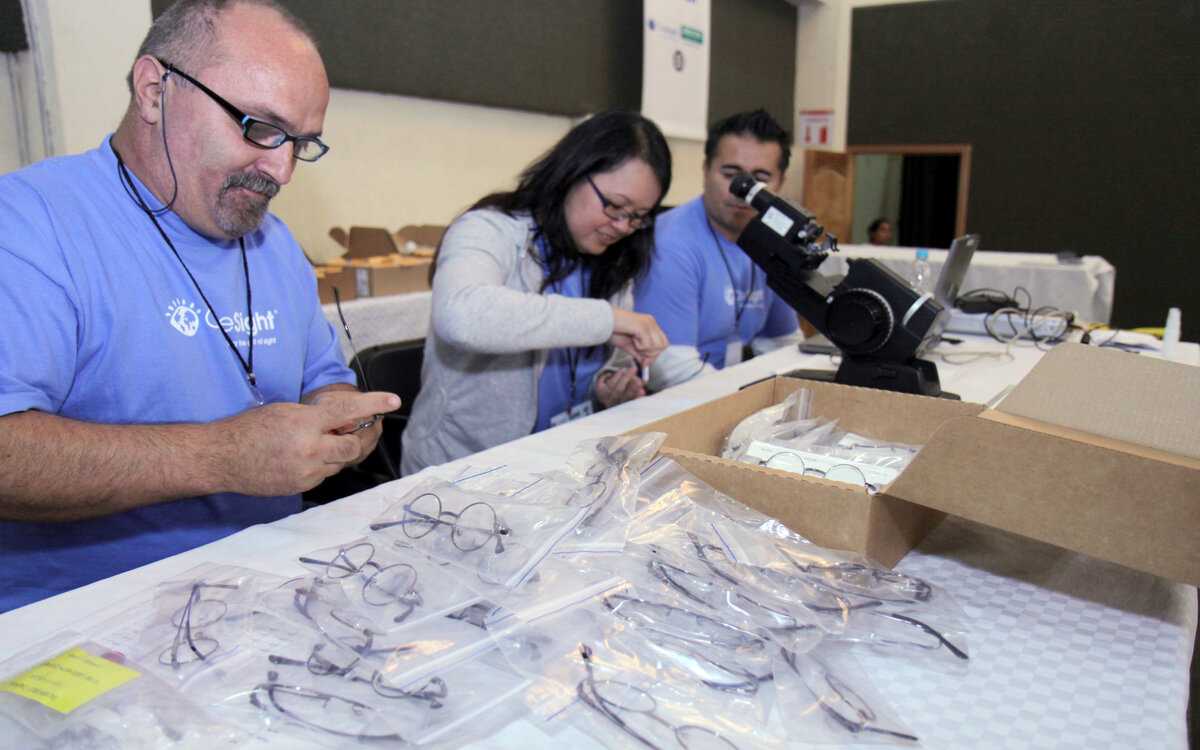 medicos haciendo examen de la vista en jornada de salud visual en Lerma 2024