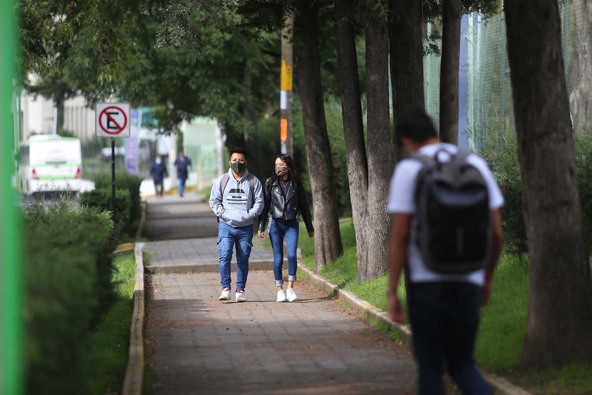 Estudiantes de la UAEMéx durante clases en Toluca