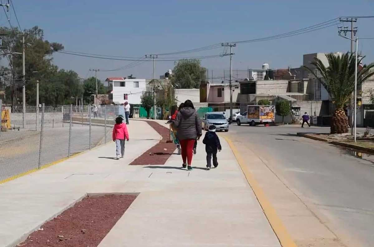 Madre e hijos en obra entregada en primera etapa por el alcalde de Cuautitlán Aldo Ledezma para su comunidad
