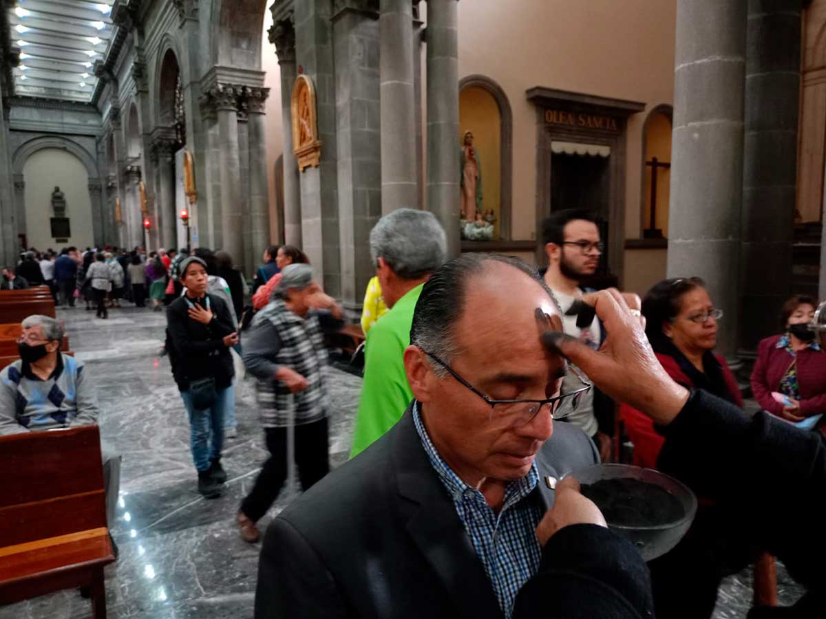 Cientos de personas se dieron cita en la Caredral de Toluca en el inicio de la Cuaresma este miércoles de ceniza.