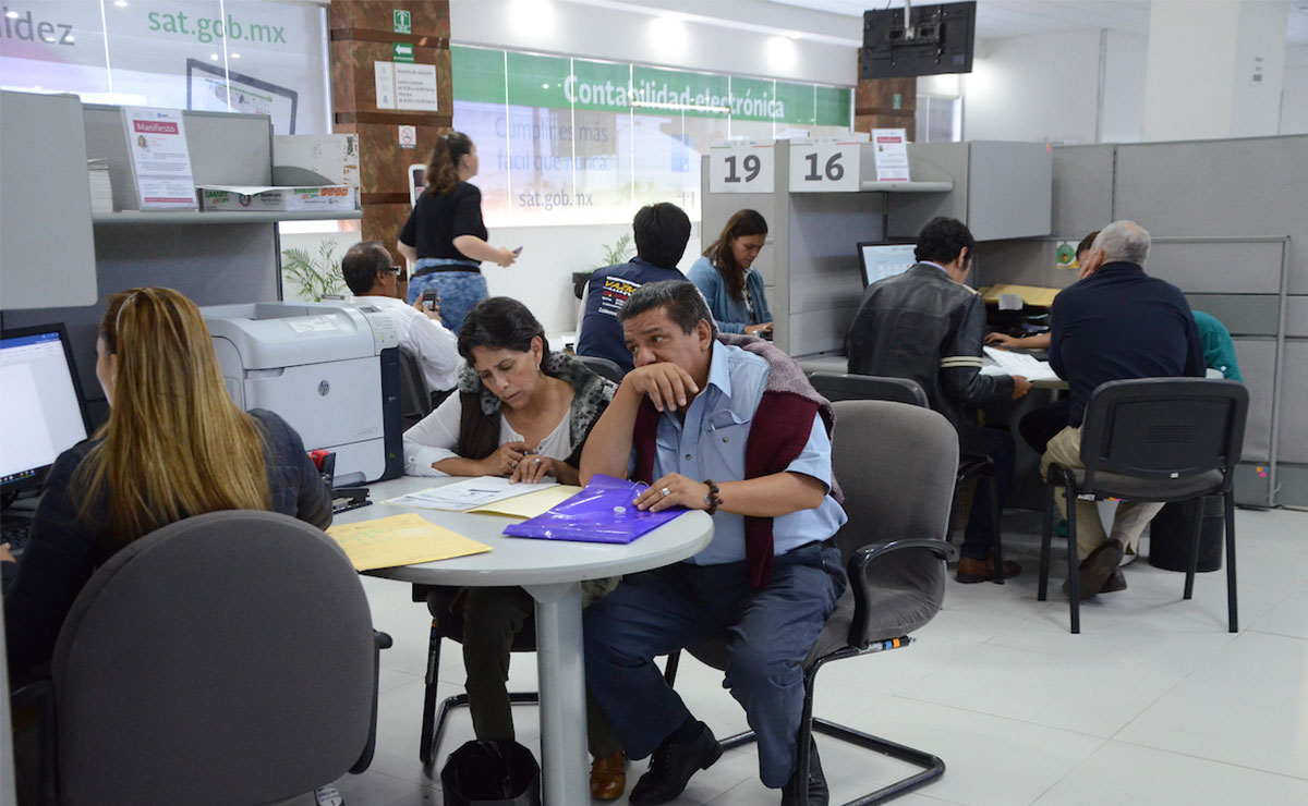 Personas en el SAT, solicitando la e.Firma.