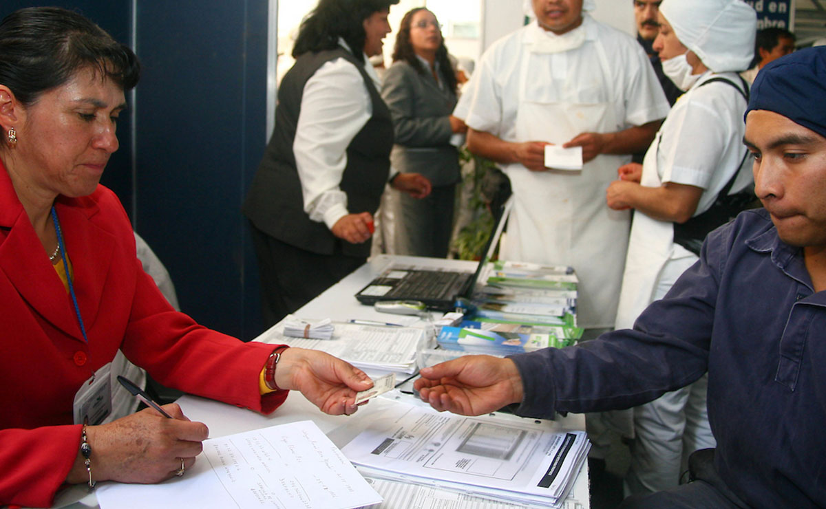 Persona recibiendo ayuda de los servicios funerarios en Toluca.