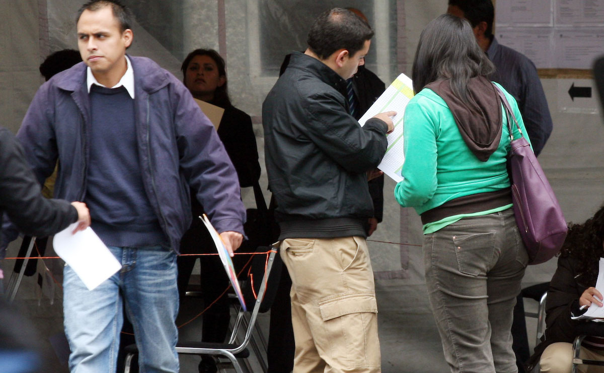 Personas consultando las semanas cotizadas por parte del ISSEMyM en el EdoMéx.