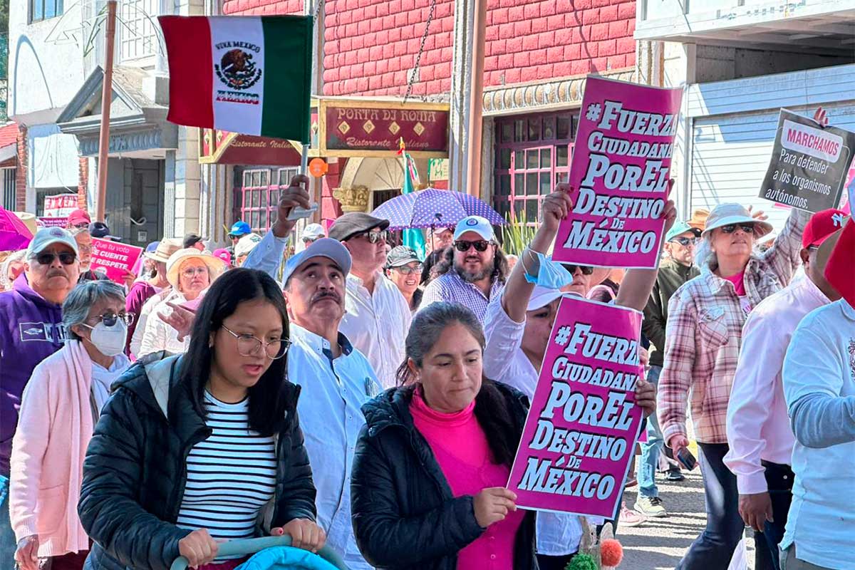 Marea Rosa invade Toluca; participan en la Marcha por la Democracia