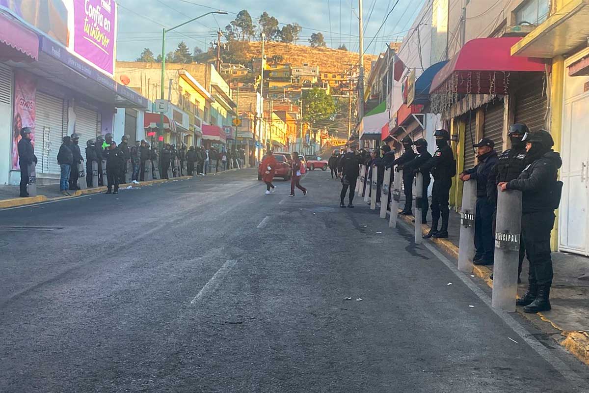 Ayuntamiento de Toluca implementa operativo contra comercio ambulante en la zona centro