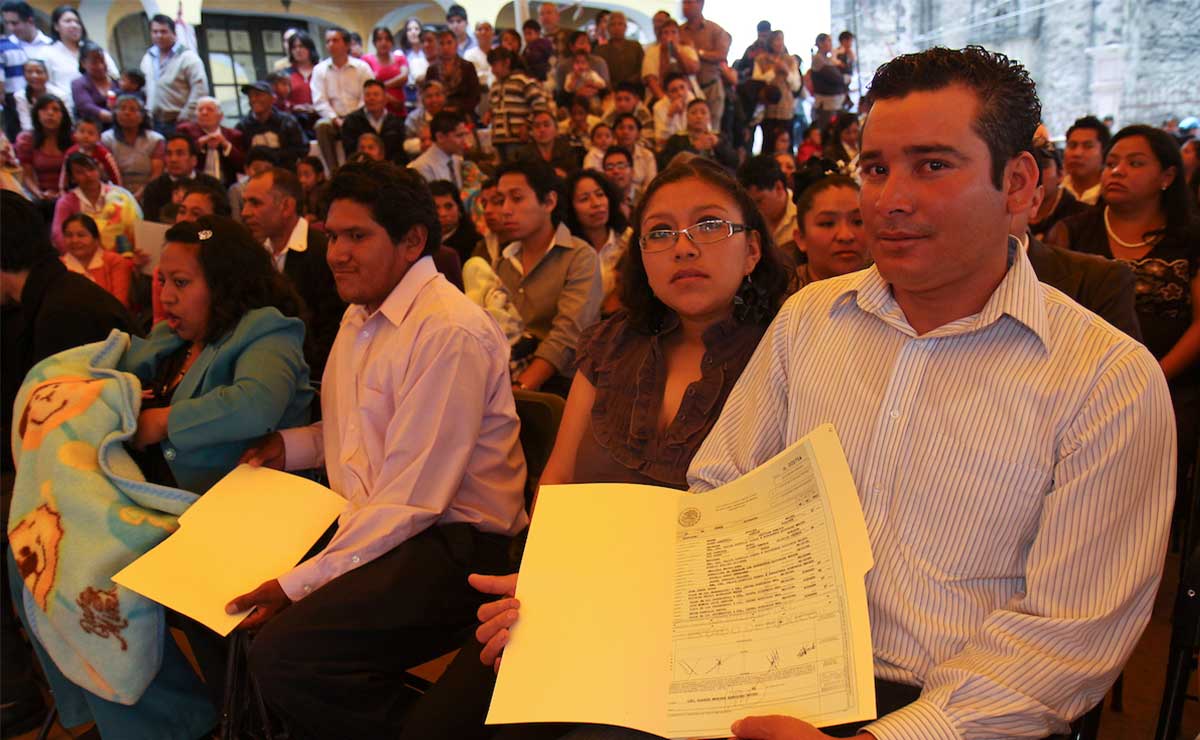 Pareja de esposos en las bodas comunitarias en Metepec.