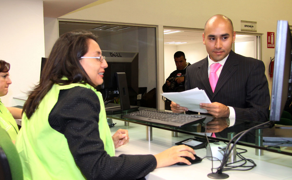 Persona yendo a realizar el trámite en el EdoMéx, acta de divorcio.