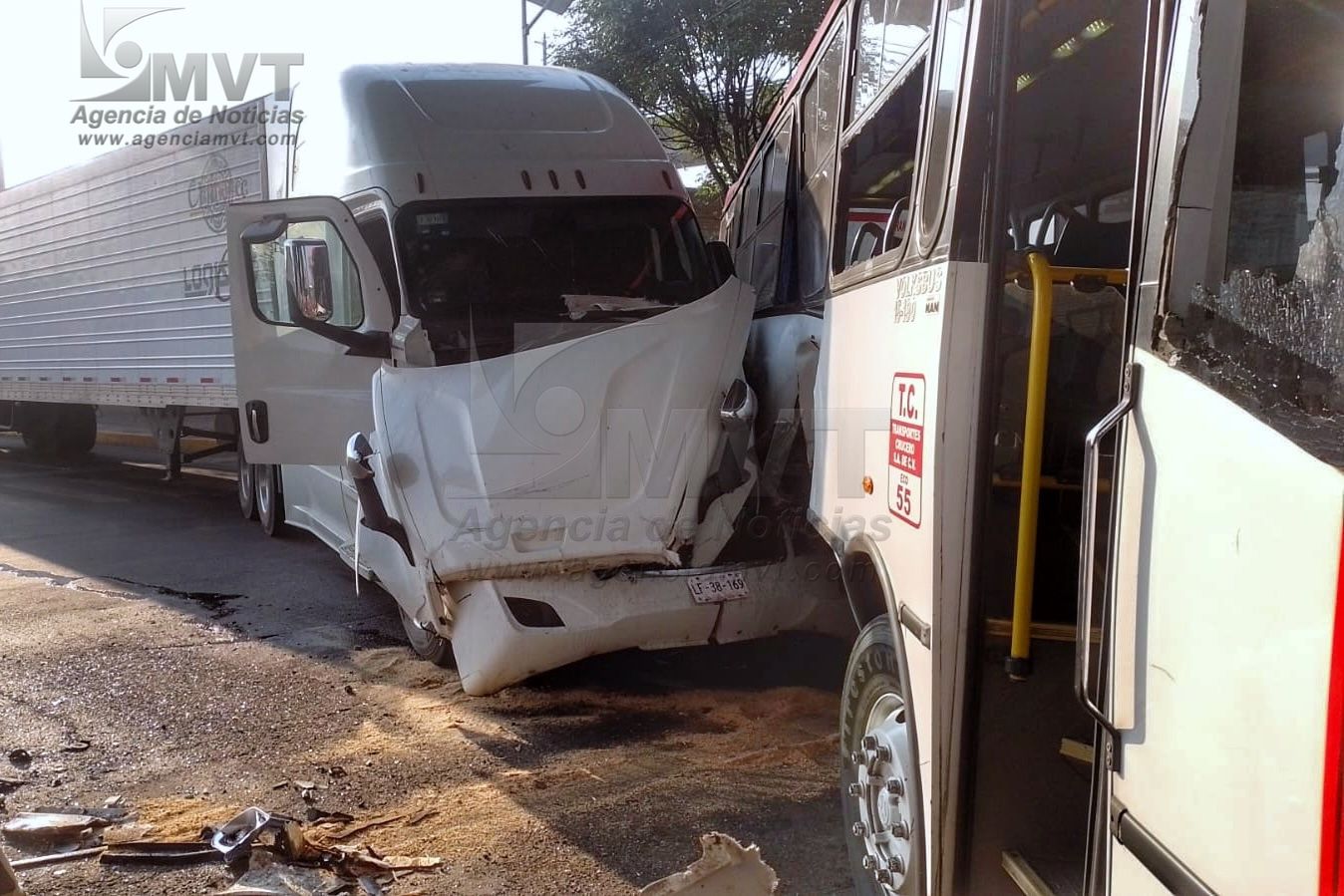 Accidente en Toluca entre trailer y autobús de pasajeros deja personas heridas