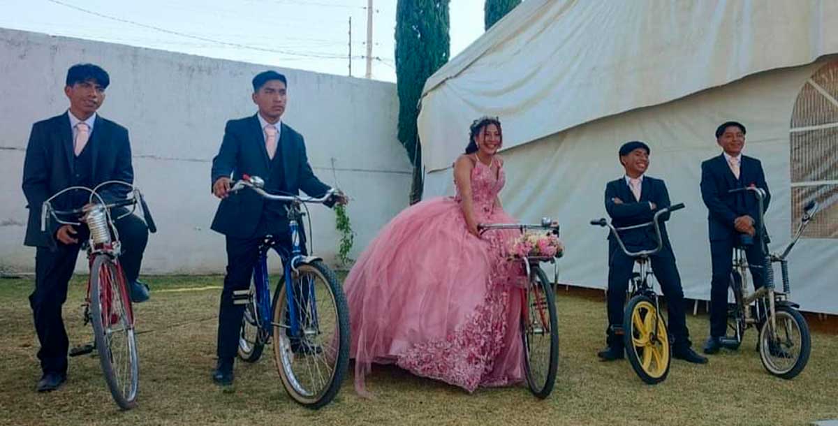La quinceañera Arleth Michelle contreras decidió festejar sus XV años con rodada en bicicleta por Toluca