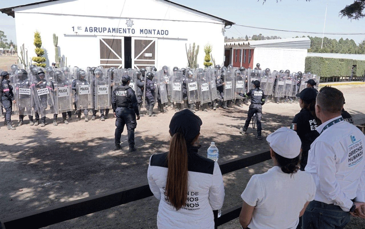Capacitan a policías que resguardarán la marcha del Día de la Mujer