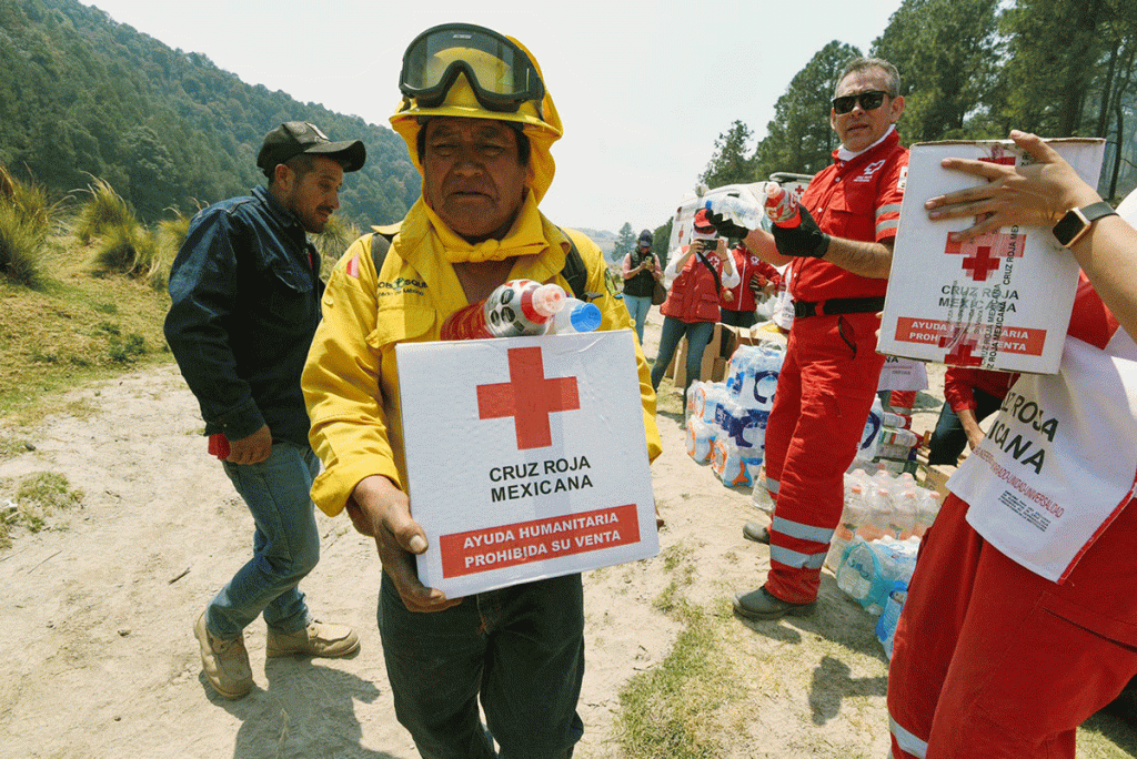 Entrega Cruz Roja Mexicana instrumentos de trabajo y alimentos a combatientes de incendios forestales en Tenango del Valle. Noticias en tiempo real