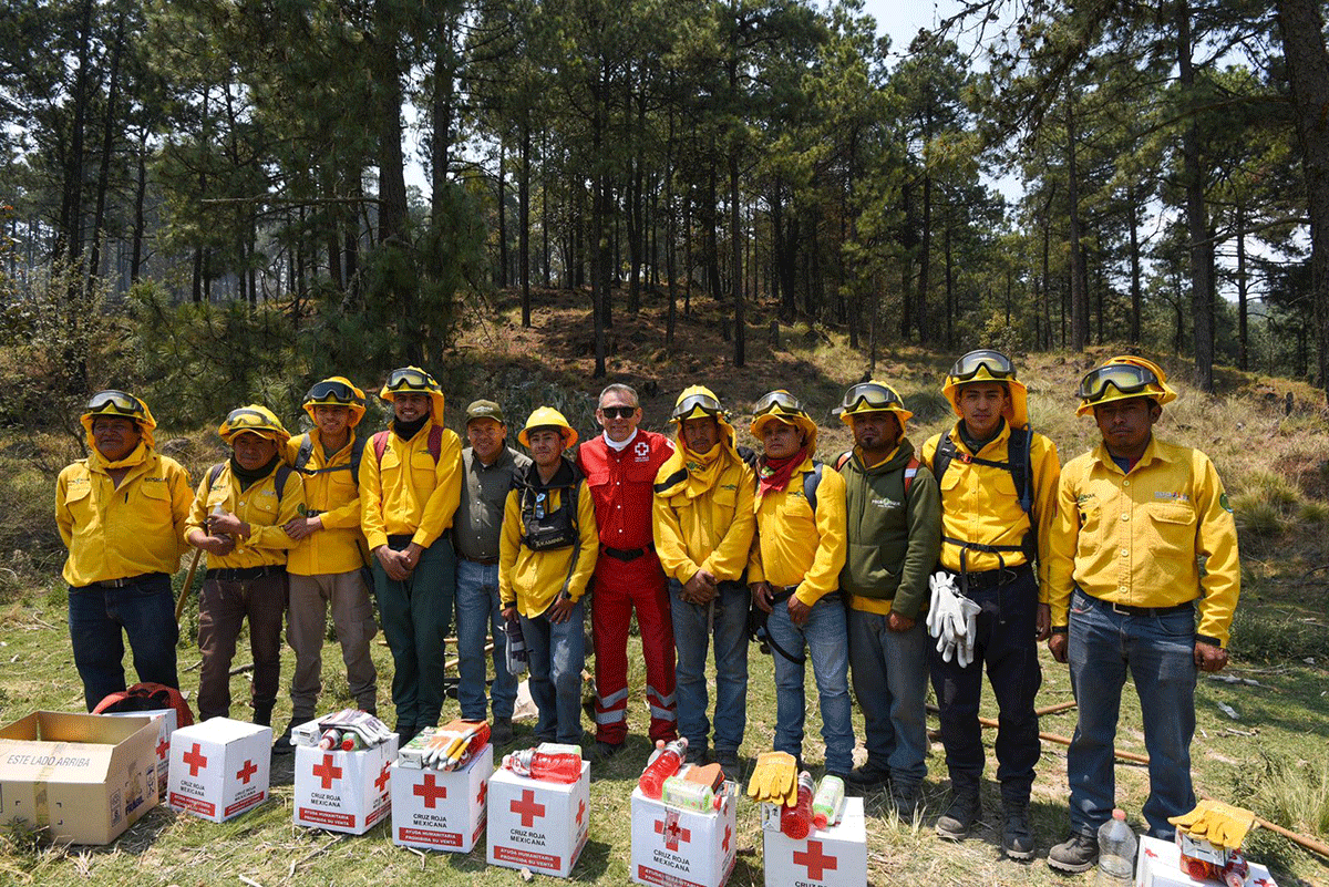 Entrega Cruz Roja Mexicana instrumentos de trabajo y alimentos a combatientes de incendios forestales en Tenango del Valle4