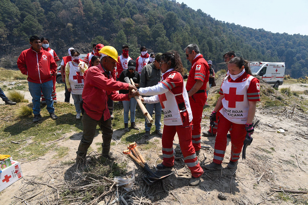 Entrega Cruz Roja Mexicana instrumentos de trabajo y alimentos a combatientes de incendios forestales en Tenango del Valle3