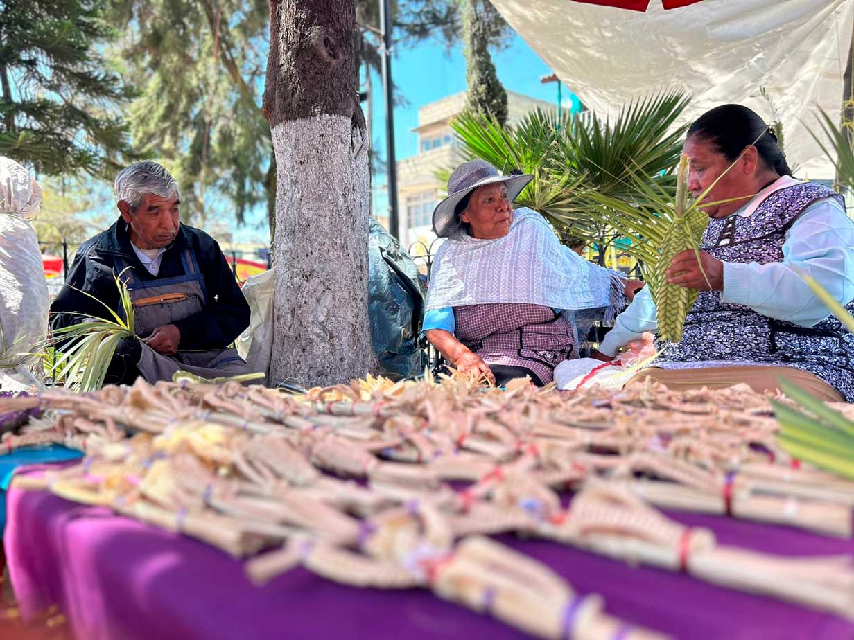 Mujeres artesanas preparando sus productos de palma para Semana Santa 2024 en Toluca