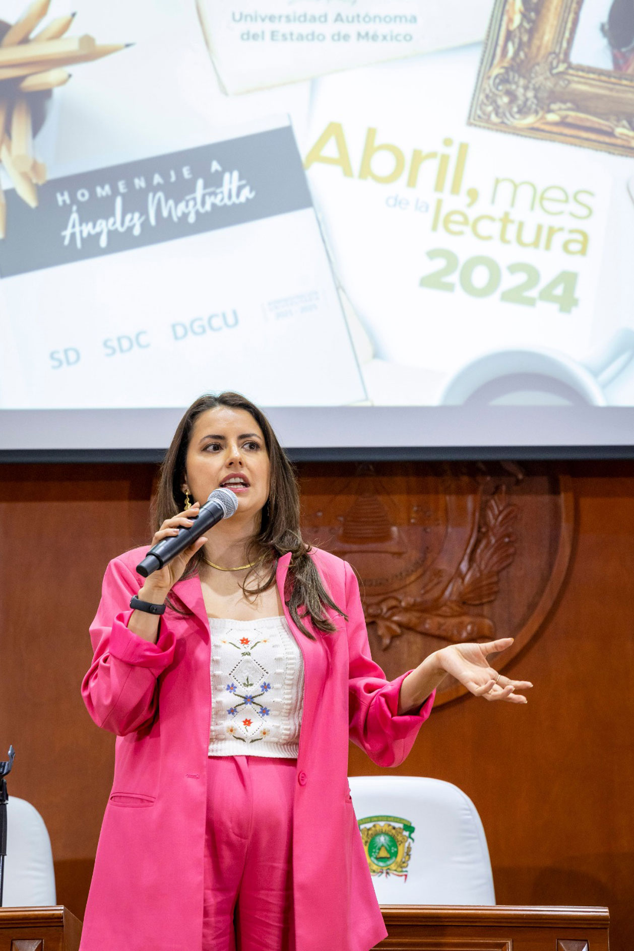 Sofía Macías ofreció una conferencia magistral sobre su libro Pequeño cerdo capitalista.