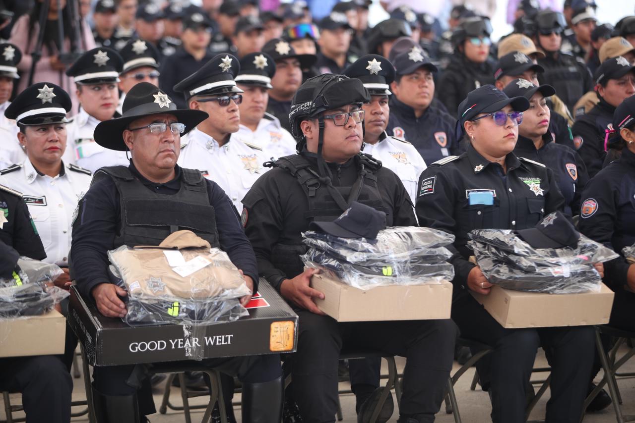Reconocen a Policía Municipal de Toluca con entrega de uniformes