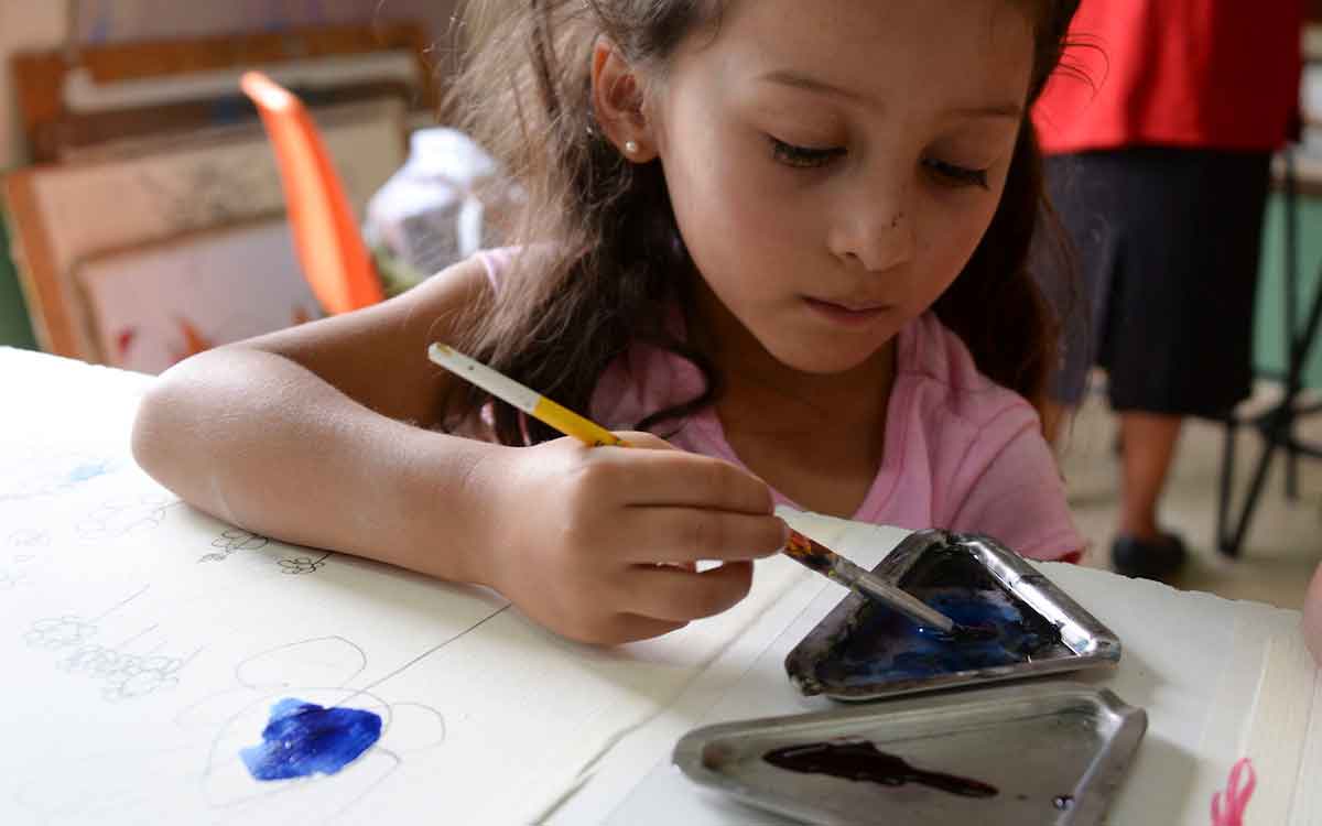 niña en taller de pintura gratis en Toluca