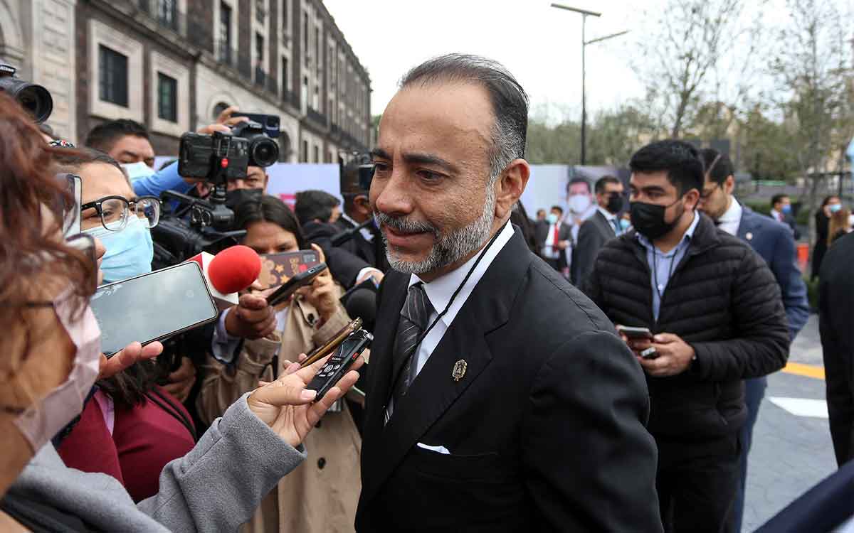 Fernando Flores solicita licencia en Metepec