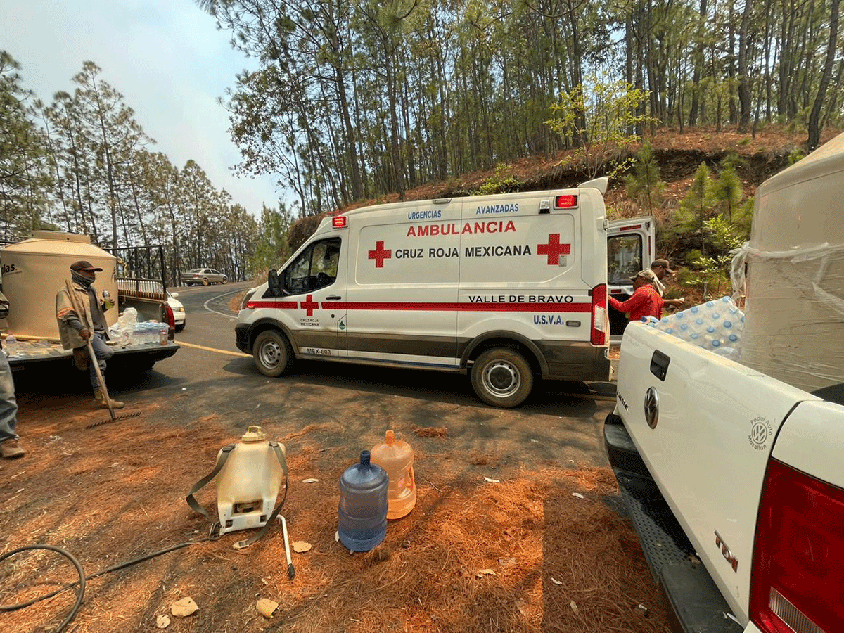 Apoya Cruz Roja Mexicana con víveres a quienes combaten en Tejupilco incendios forestales