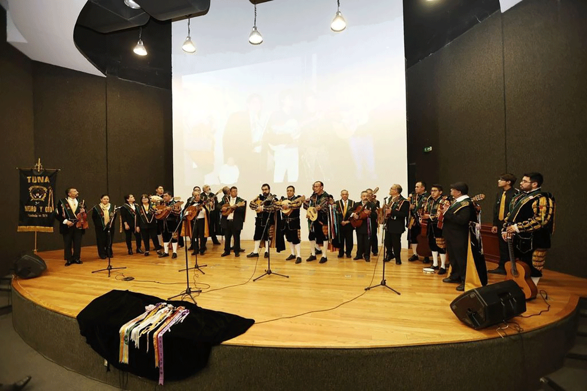 Celebra su 50 aniversario la Tuna Negro y Oro de la UAEMéx