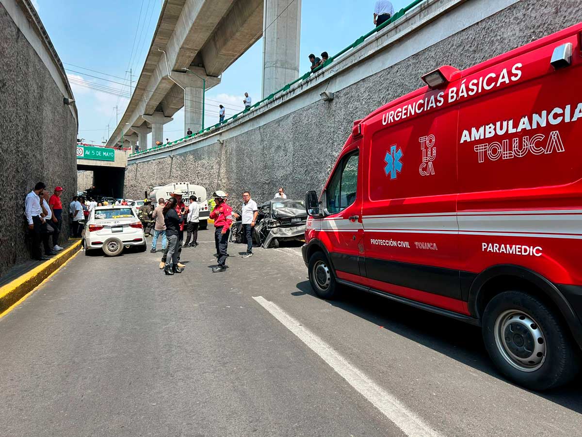 Protección Civil de Toluca en accidente vial av las torres