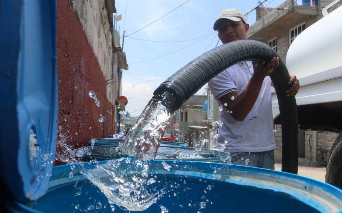 pipa de agua repartiendo agua en colonias de toluca