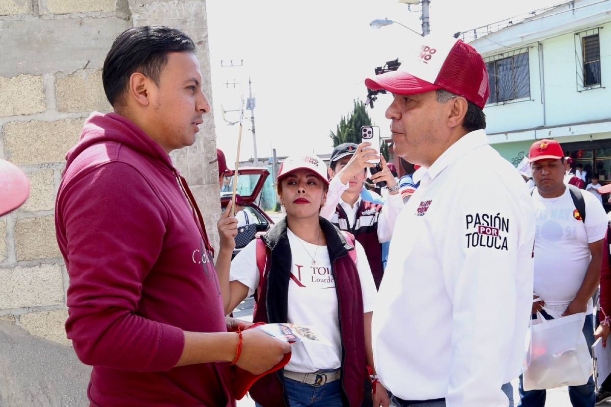 Ricardo Moreno saludando a la gente